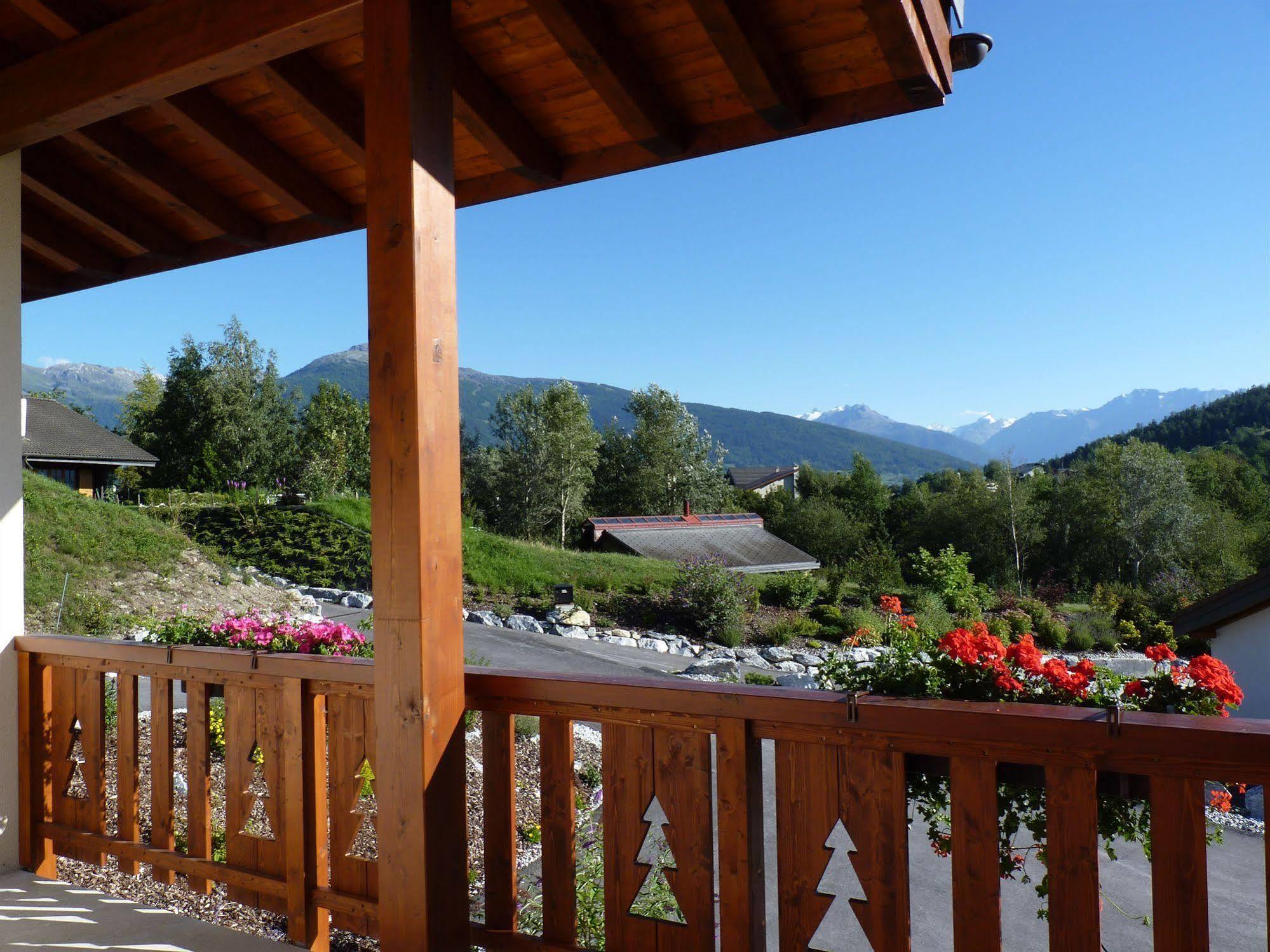 Chalet Des Alpes Acomodação com café da manhã Crans-Montana Exterior foto